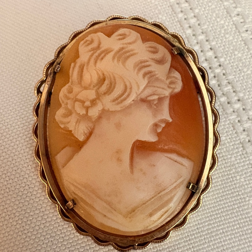 Vintage Cameo Brooch in Gold and Cream